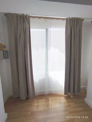 Cortinas beige opacas y blancas de tela