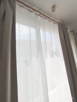 Cortinas beige opacas y blancas de tela