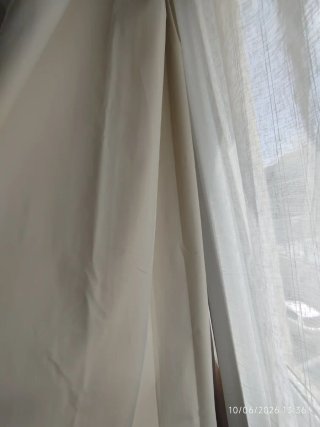 Cortinas beige opacas y blancas de tela