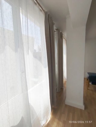 Cortinas beige opacas y blancas de tela