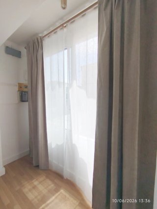 Cortinas beige opacas y blancas de tela