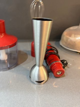 Batidora de mano roja con accesorios