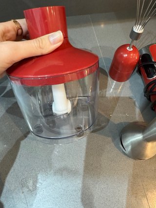 Batidora de mano roja con accesorios