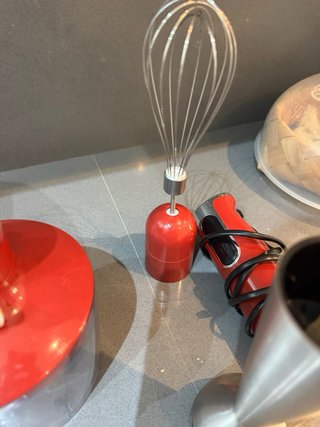 Batidora de mano roja con accesorios