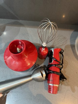 Batidora de mano roja con accesorios