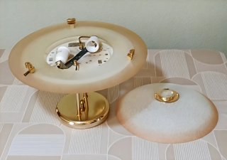 Lámpara de techo cristal y metal dorado.