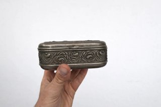 Portagioie vintage con decorazioni floreali