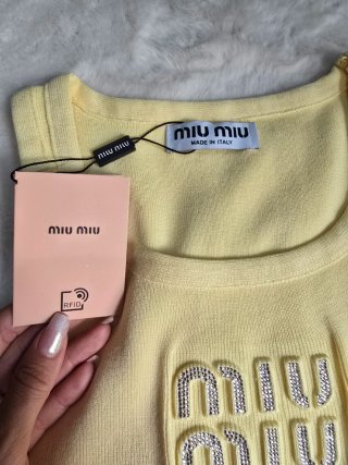 Camiseta Miu Miu amarilla con logo