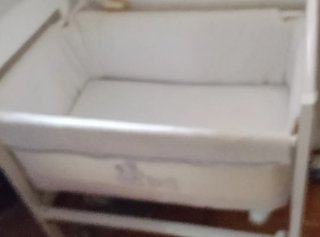 Cuna de bebé blanca.