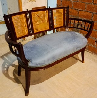 Banco antiguo de madera y ratán