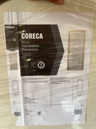 Puerta interior blanca con marco de madera