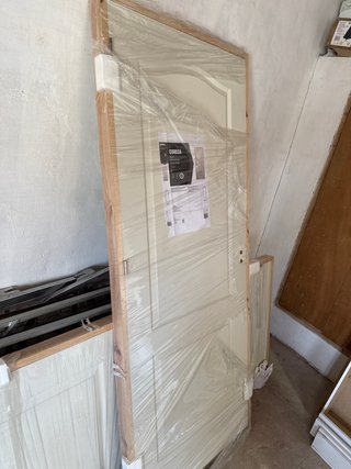 Puerta interior blanca con marco de madera