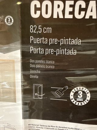 Puerta interior blanca con marco de madera