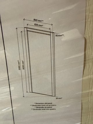 Puerta interior blanca con marco de madera