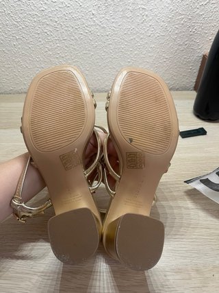 Sandalias doradas Parfois