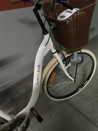 Bicicleta de paseo blanca con marchas