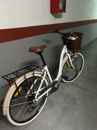 Bicicleta de paseo blanca con marchas