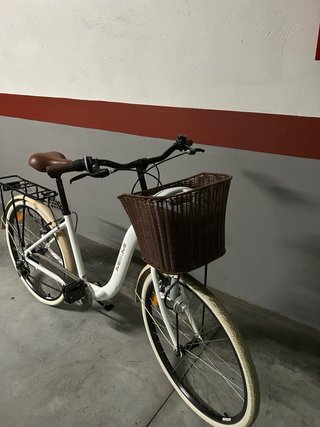 Bicicleta de paseo blanca con marchas