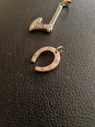 Colgante Hacha Vikinga y Herradura plata
