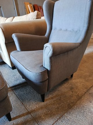 Sillón orejero Ikea con reposapiés