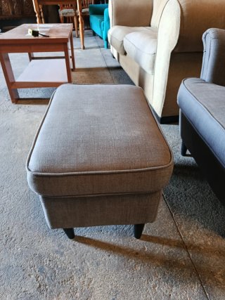 Sillón orejero Ikea con reposapiés