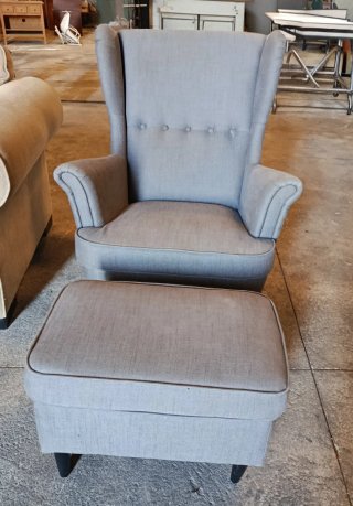 Sillón orejero Ikea con reposapiés