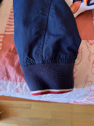 Chaqueta azul y roja