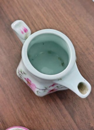 Teiera dipinta a mano.