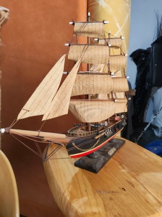 Maqueta de barco de madera