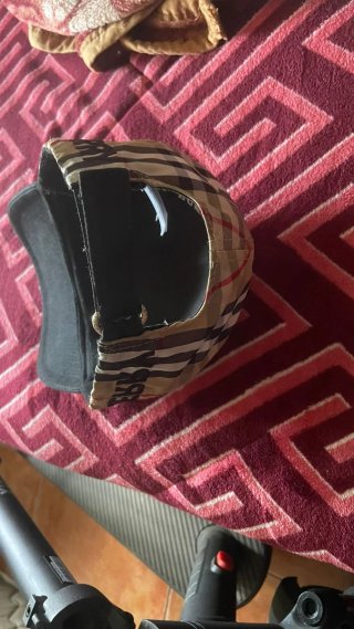 Gorra Burberry Beige y Negra