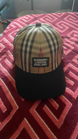 Gorra Burberry Beige y Negra