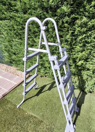 Escalera y depuradora piscina