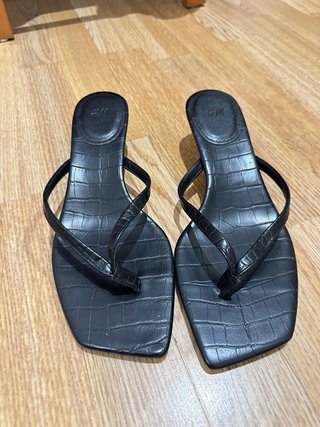 Sandalias H&M negras efecto piel cocodrilo