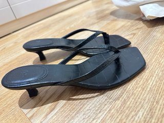 Sandalias H&M negras efecto piel cocodrilo