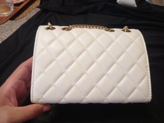 Bolso de fiesta blanco con detalles dorados
