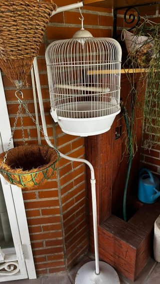 Jaula para pájaros con pedestal