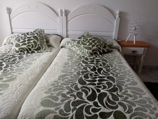 2 camas completas más mesilla