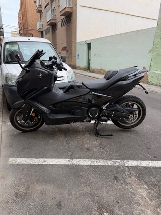 Yamaha T-Max tech max 560