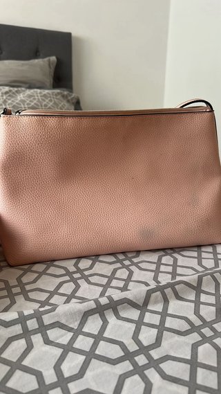 Bolso Guess rosa pastel Algo negociable