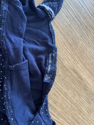 Vestido de verano azul con lunares