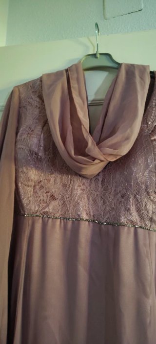 Vestido de fiesta es malva con pedrería