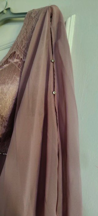 Vestido de fiesta es malva con pedrería