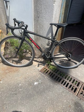 Bicicleta de carretera Trek negra
