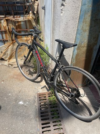 Bicicleta de carretera Trek negra