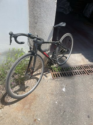 Bicicleta de carretera Trek negra