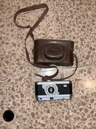 Cámara antigua FOCA con funda de cuero