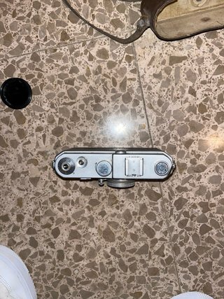 Cámara antigua FOCA con funda de cuero