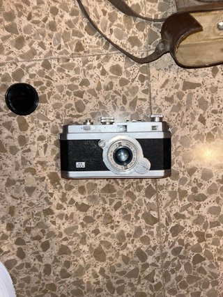 Cámara antigua FOCA con funda de cuero