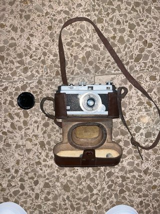 Cámara antigua FOCA con funda de cuero