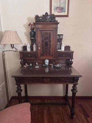 Mueble antiguo de madera con detalles tallados
